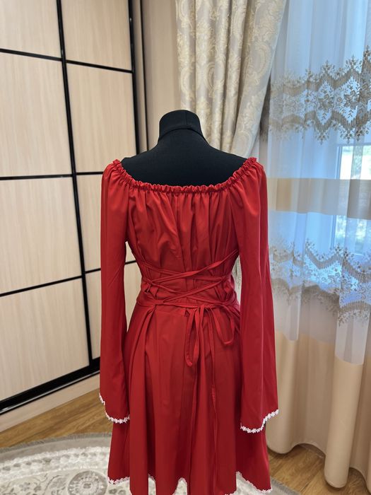 Червона приваблива  сукня