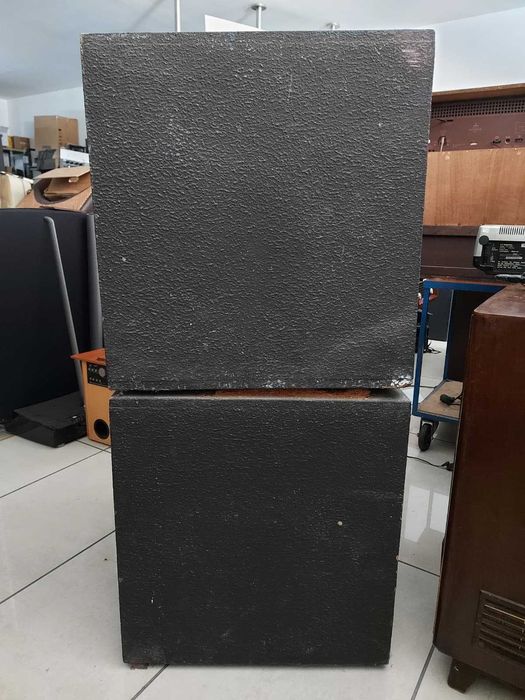 2 Caixas de Subwoofer com Altifalantes JBL em Ótimo Estado