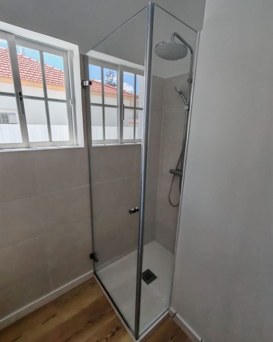 Especialidade em Vidro Temperado/Espelhos/ Base de Duche