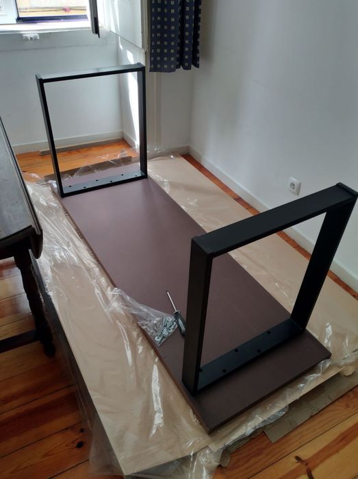 Secretária / Mesa de Escritório - Tampo em Nogueira (IKEA Karlby) + Pés em Aço