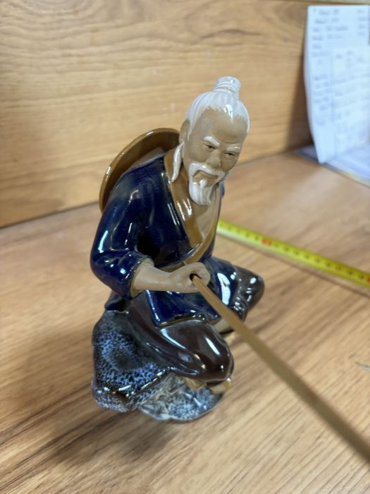 Figurka ceramiczna .