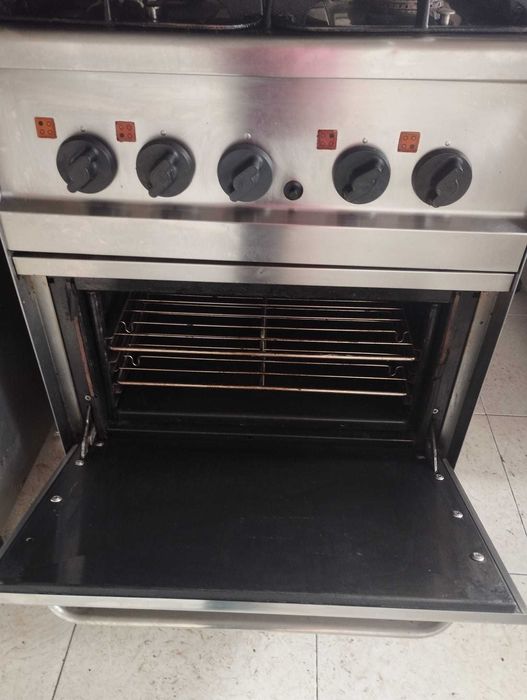 Fogão industrial de 4 bicos com forno