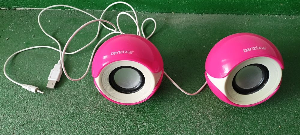 Głośniki różowe.