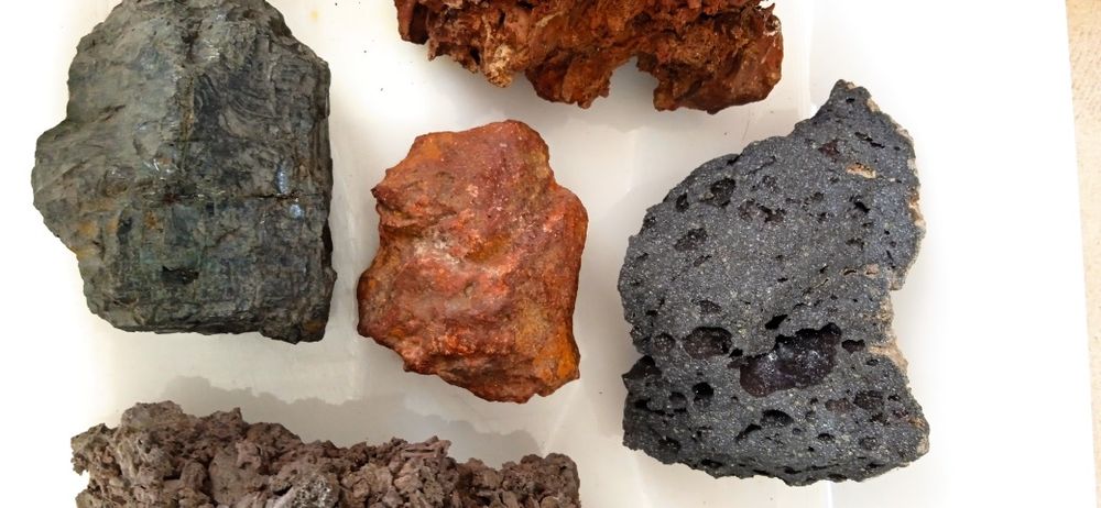 Pequena coleção de amostras de pedra vulcânica