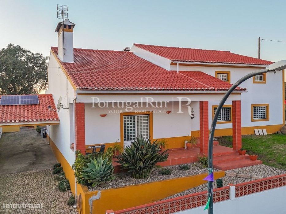 Moradia T5 com quintal e garagem no Gavião
