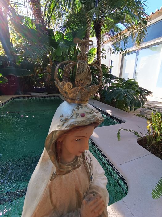 Imagem de Nossa Senhora de Fátima com fio bordado a ouro