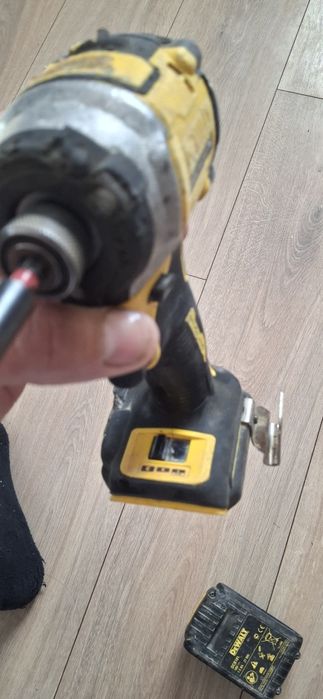 Шуруповерт деволт DCF850