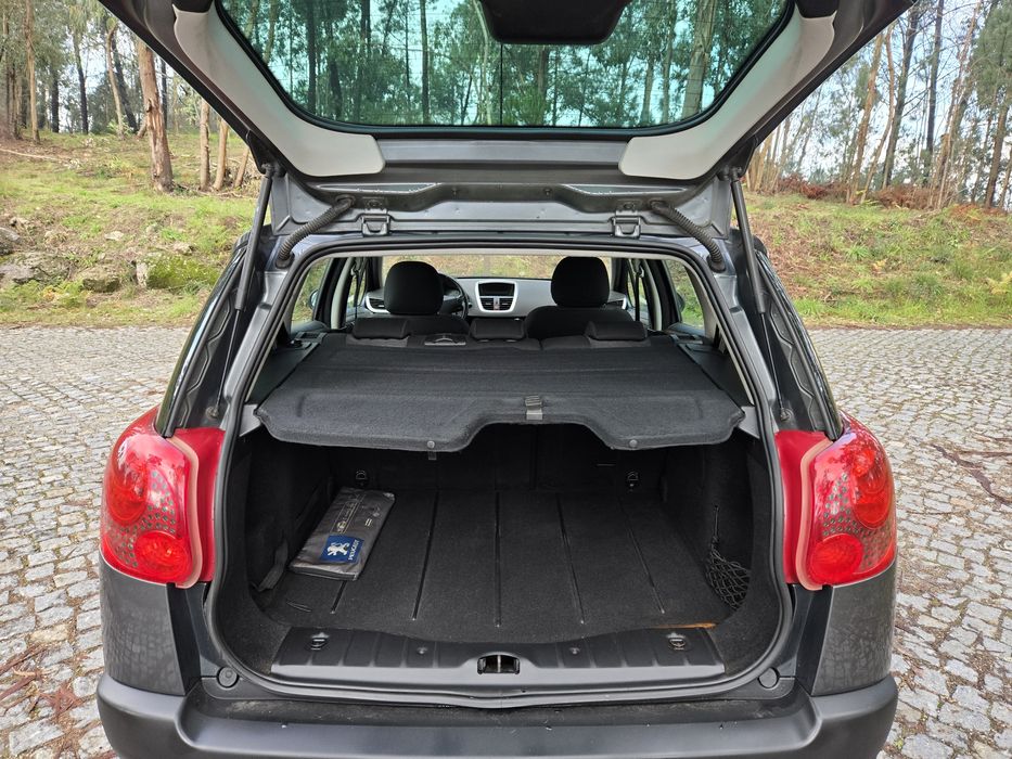 Teto panorâmico, distribuição trocada; registro de revisões na marca.