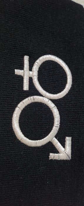 Czarną czapka unisex z wyszywanym wzorem