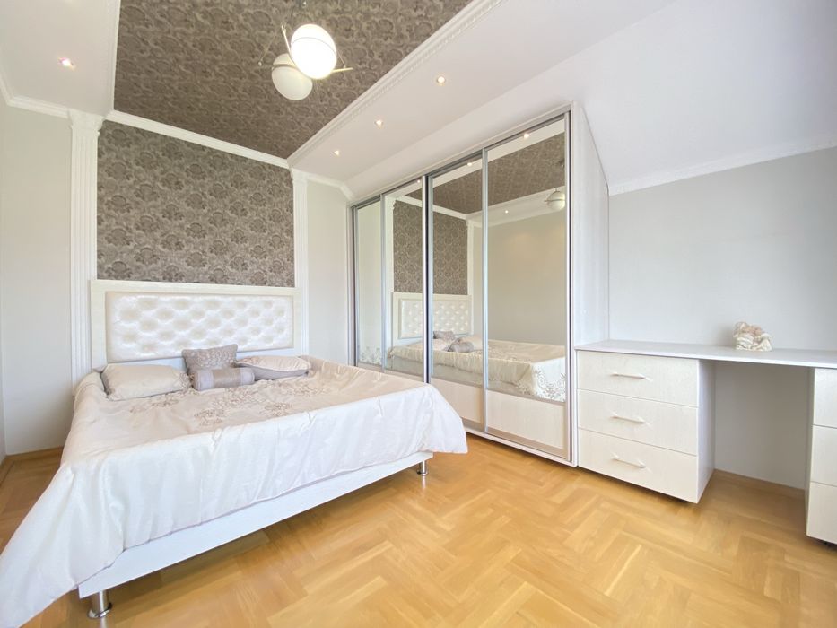 Просторий будинок з ремонтом, меблями та зручним розташуванням