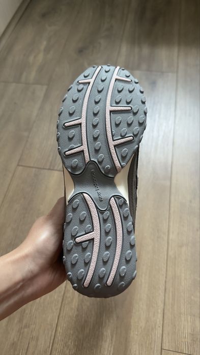 Продам нові оригінальні кросівки new balance 204 L