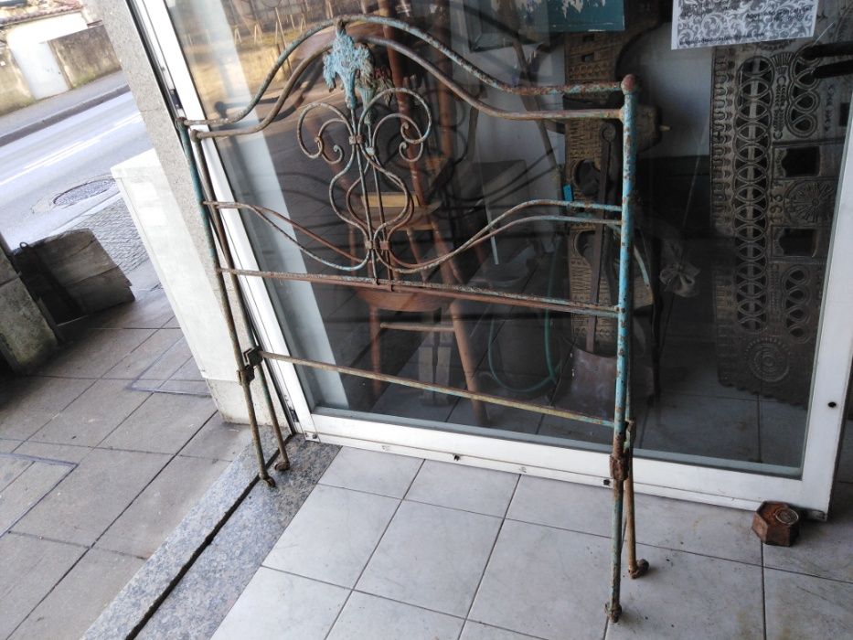 varias camas antigas em ferro maciço.