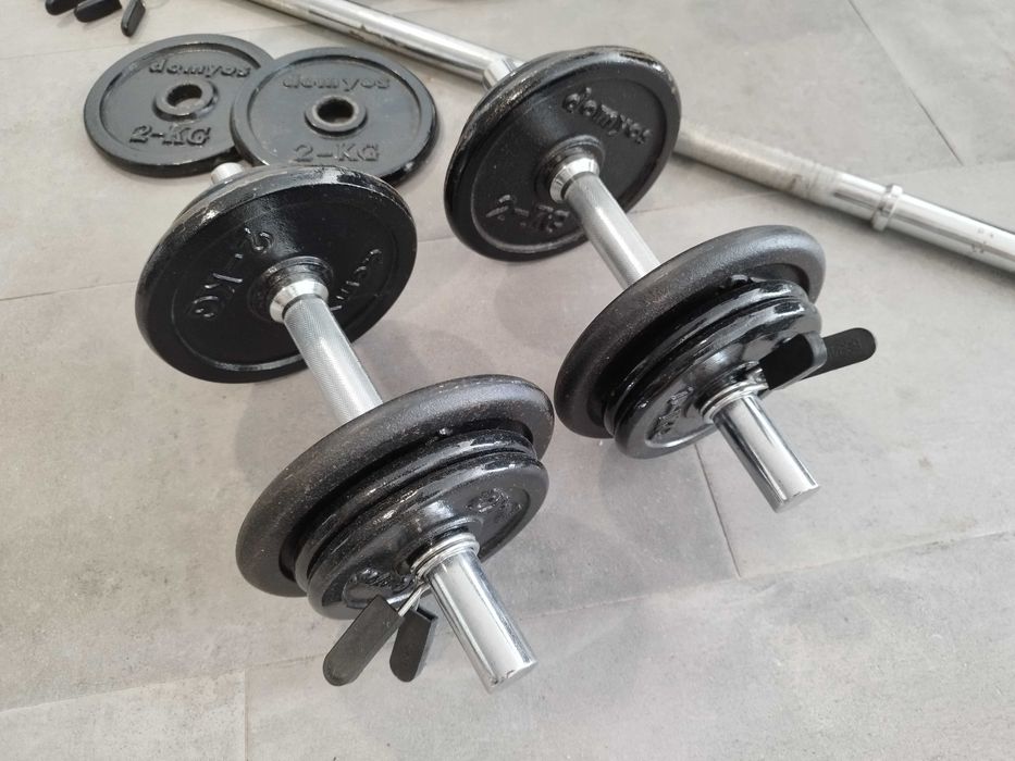 Banco de musculação multifunções com 2 barras, 2 halteres e 20 discos