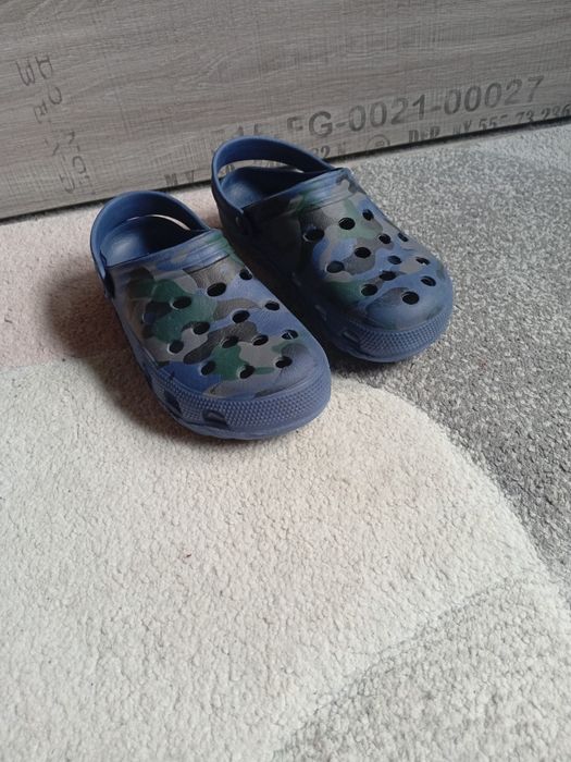 Lekkie granatowe w moro  klapki crocsy r. 32-33, wkładka 21 cm
