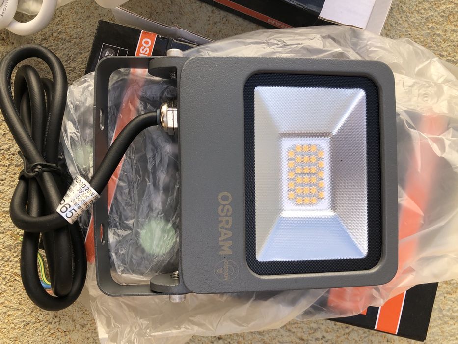 Projetor de led osram novo em caixa.