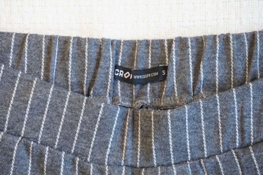 Szare dzianinowe szorty w paski; wygodne eleganckie spodenki damskie