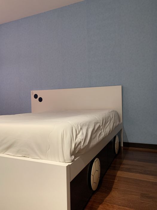 Cama de solteiro, com mesinha de cabeceira