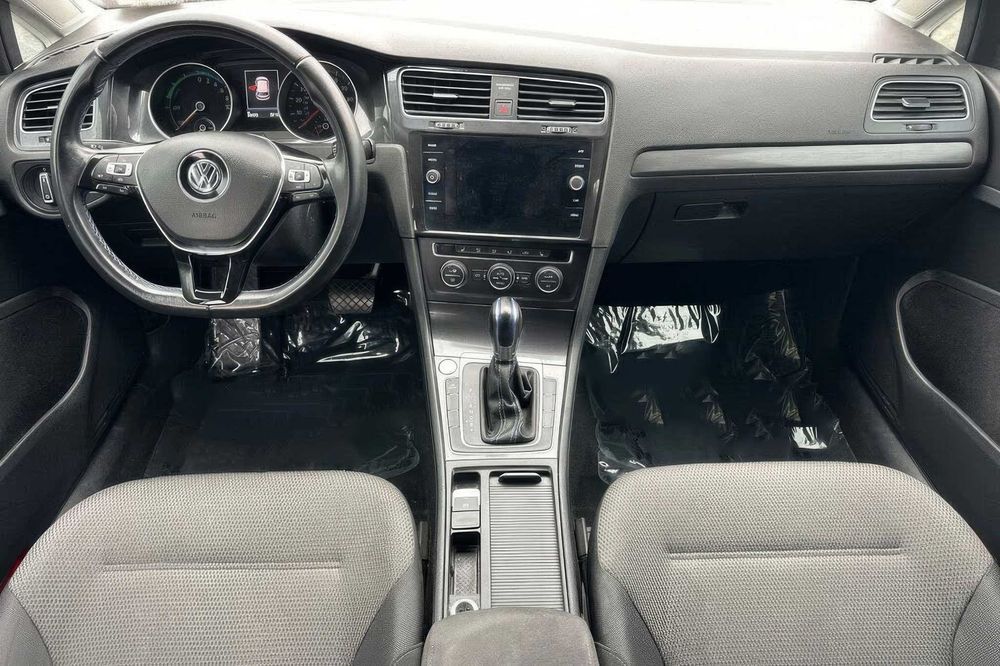 Volkswagen e-Golf      2019