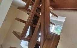 schody wewnętrzne drewniane na stalowej konstrukcji