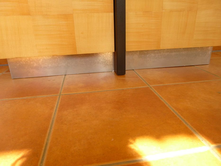 Armario artesanal em ácer/bordo,  105,5 cm  213 cm  34.5 cm