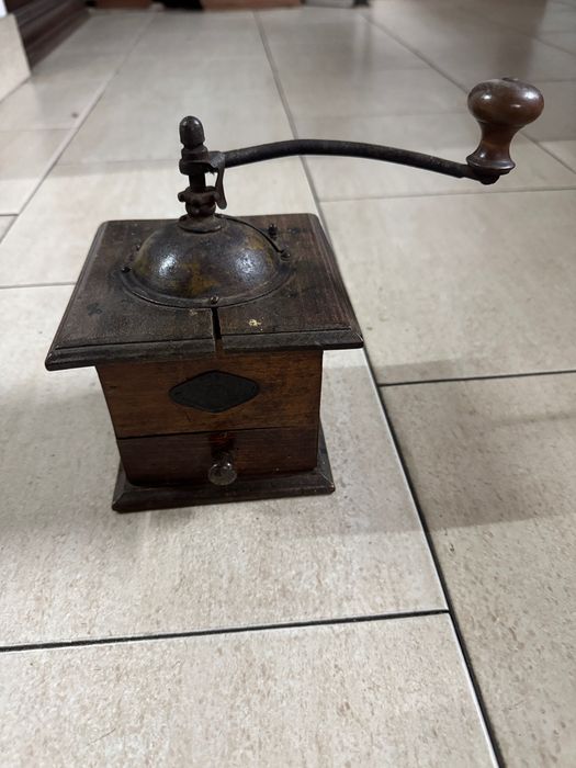 Moinho de café muito antigo