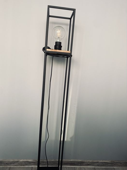 Lampa podłogowa loft industrial – metalowa, drewno z żarówką
