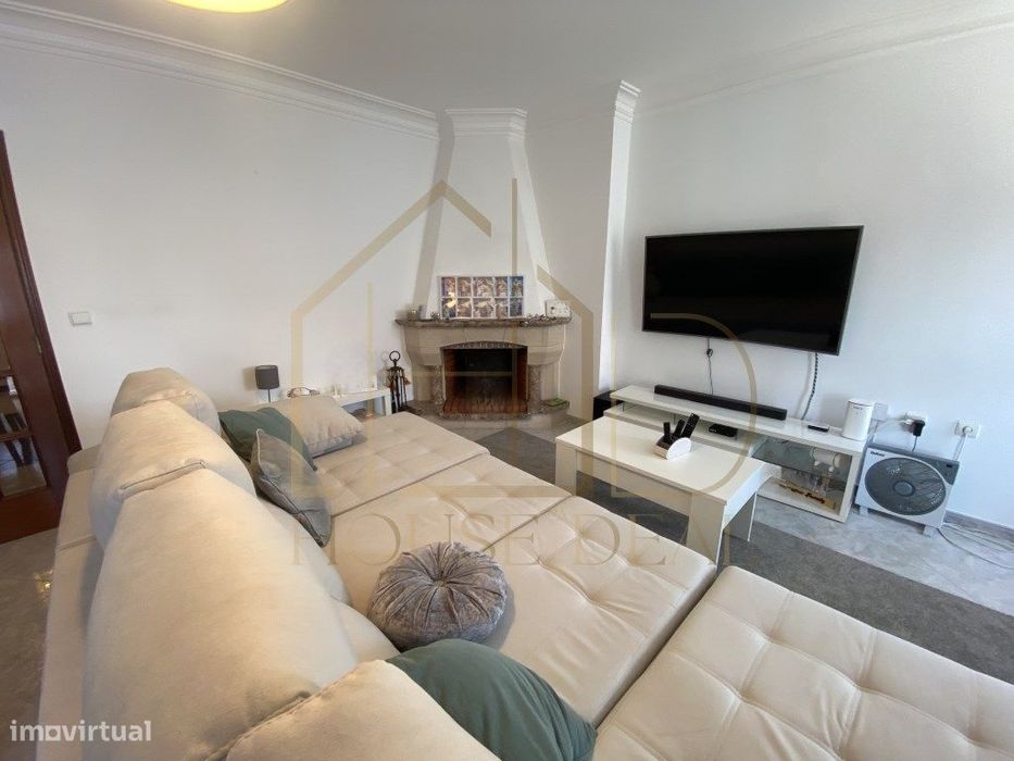 Apartamento T3 com áreas generosas no Centro da Moita