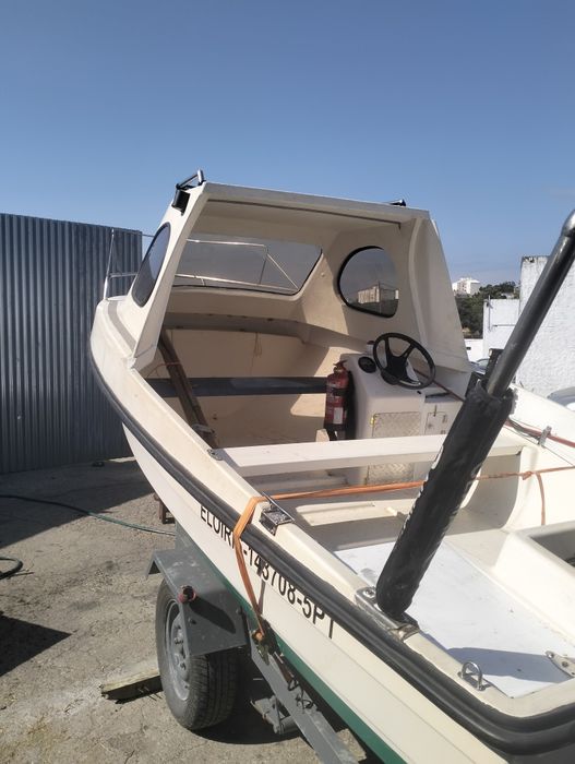 Barco muito estimado com casco duplo