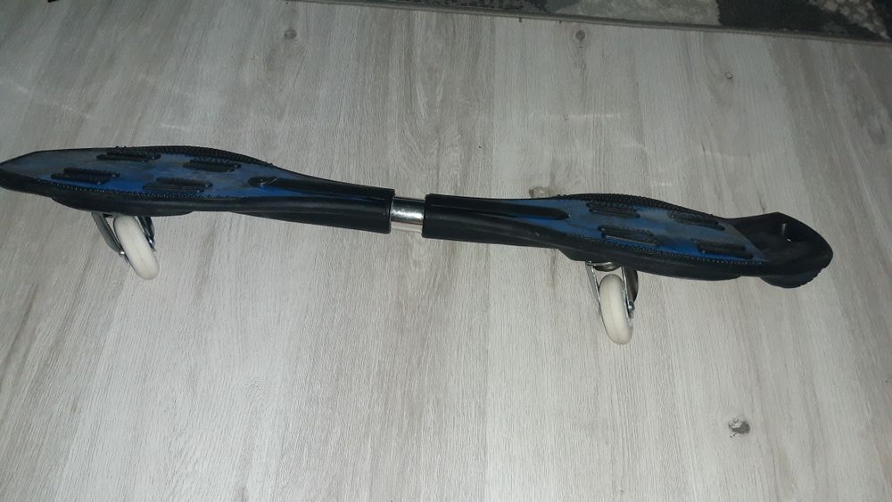 Sprzedam  Waveboard z podswietlanymi kółeczkami.