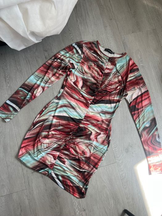 Marszczona wyszczuplająca sukienka pretty little thing rozmiar 42