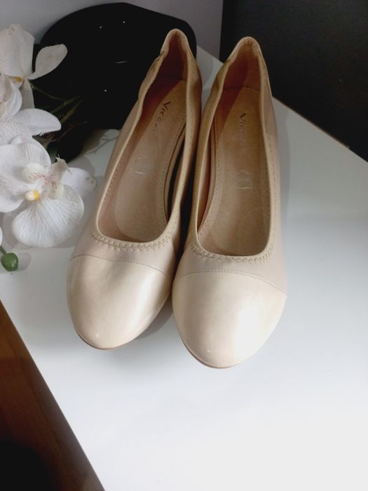Nowe Eleganckie buty damskie   bezowe na małym koturnie 39