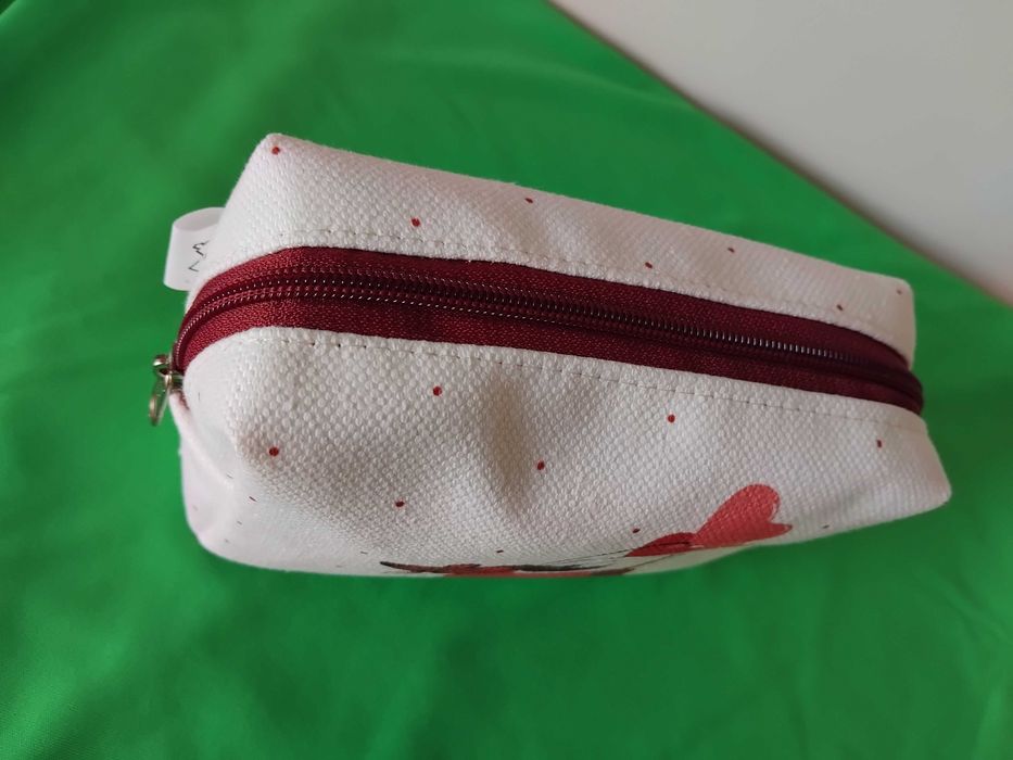 Necessaire com cão e corações