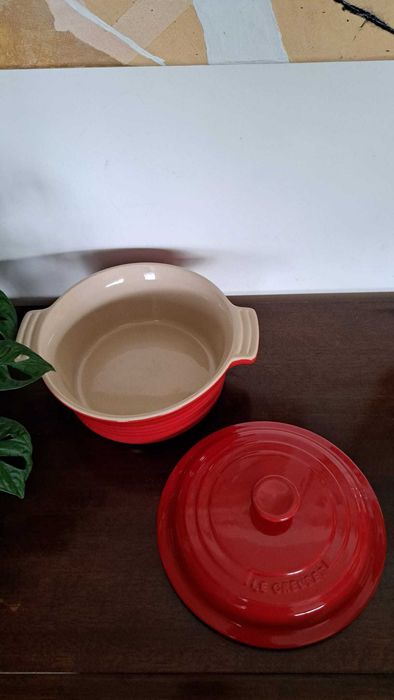 Le Creuset – ceramiczne naczynie z pokrywką 24 cm, czerwone