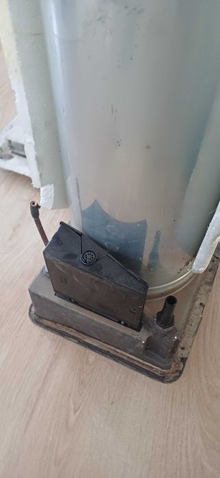 Bojler gazowo elektryczny Carver Cascade przyczepa kempingowa kamper