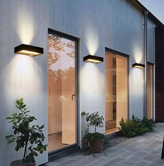 Zewnętrzna lampa solarna, na elewację, panel słoneczny, góra dół