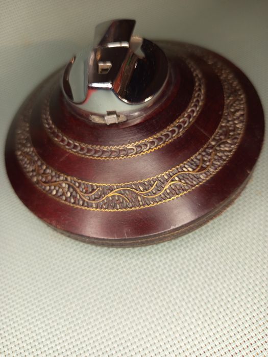 Zabytkowa zapalniczka Ronson z podstą mahoniową i rzeźbionym wzorem,