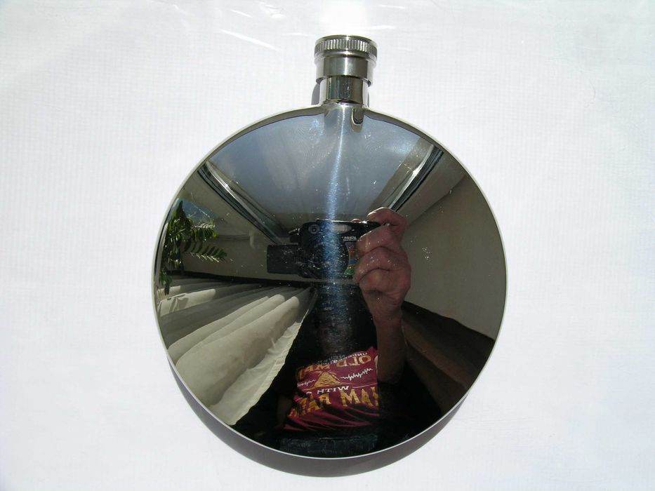 Подарочная фляга с компасом.