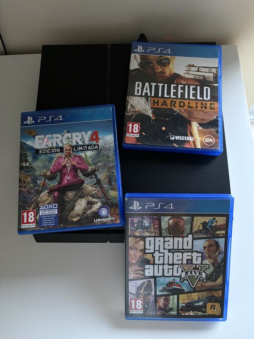 Ps4 com 3 jogos e um comando incluídos no preço
