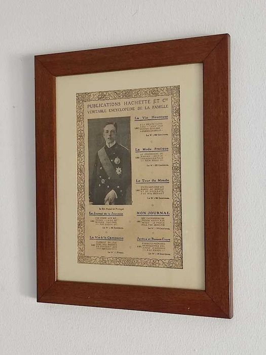 Publicação francesa emoldurada de Le Roi Manuel de Portugal