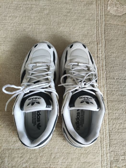 Tênis adidas branco e pretos