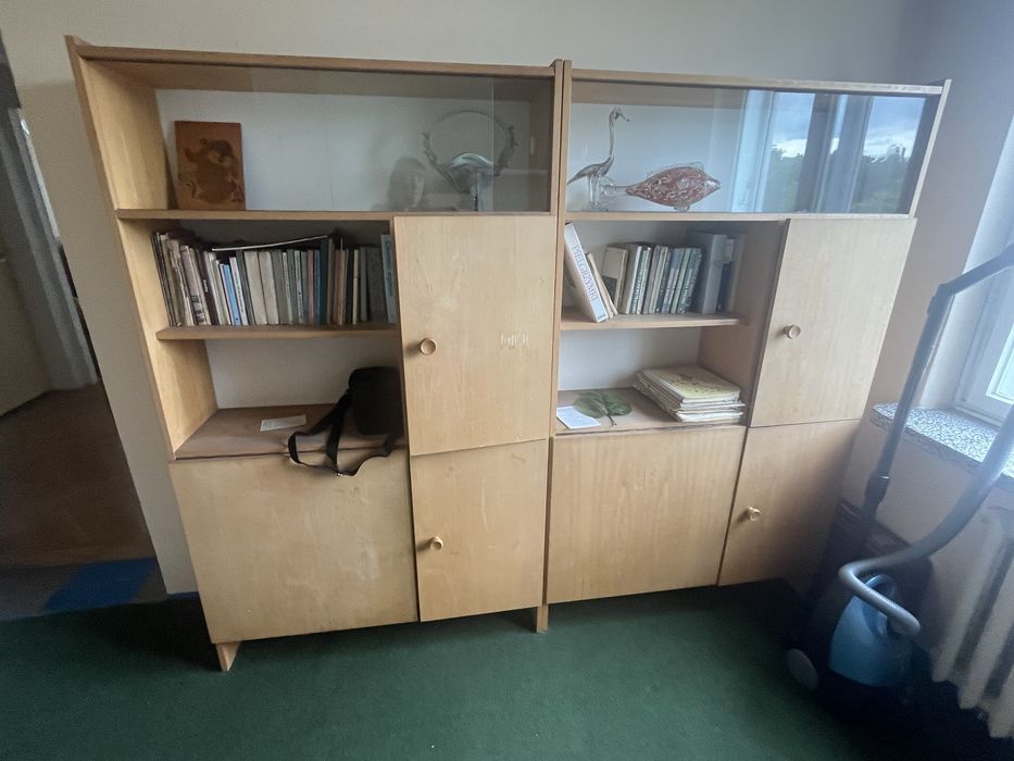 Dwie biblioteczki drewniane z podnoszonymi blatami do pisania, darmo