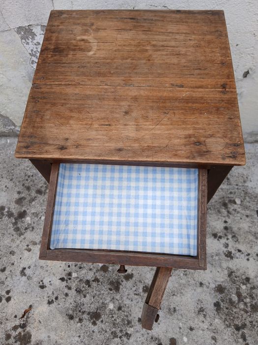 Mesa de cabeceira antiga