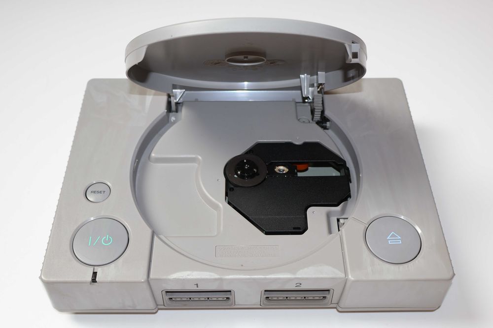Konsola Sony PlayStation 1 PSX/PS1 model SCPH-7502 wersja PAL Pad DualShock model SCPH-1200 typ "M" Karta Pamięci Gra Komplet Kabli Stan Dobry