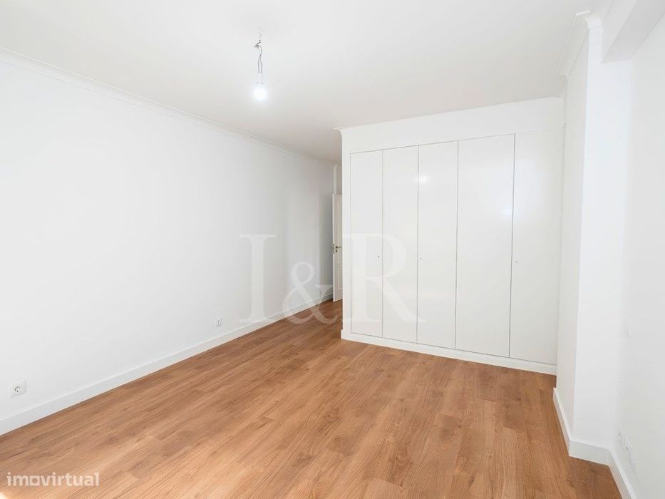 Apartamento T3 com varanda e estacionamento na Estrada da Luz, Lisboa