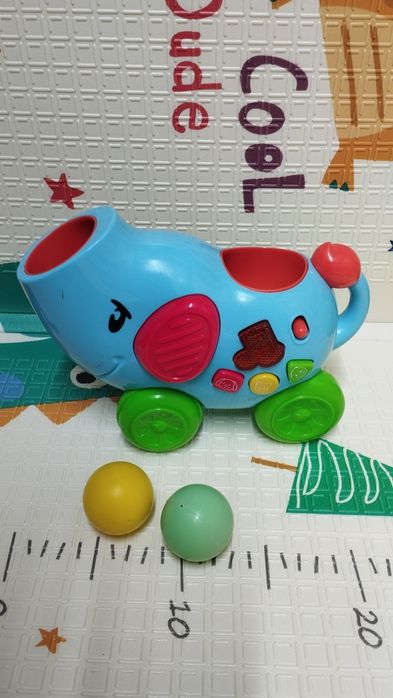 Elefante lança bolas