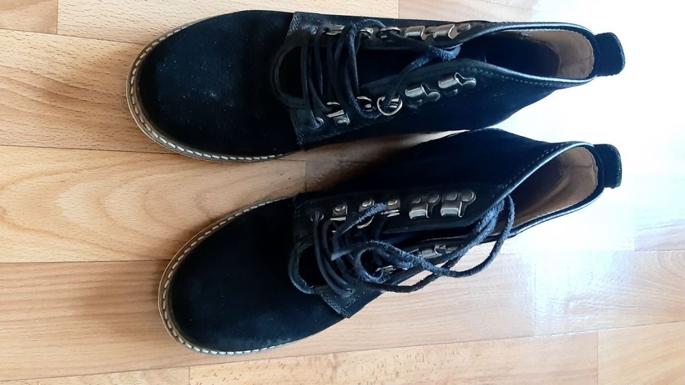 Жіночі осінні черевики.