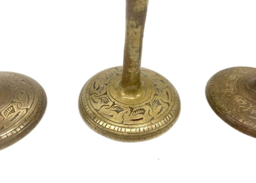 Calices orientais antigos

Bom estado

Medidas
11cm altura 
6cm diâmet