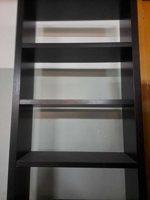 Estante em mdf, em cor preta.
