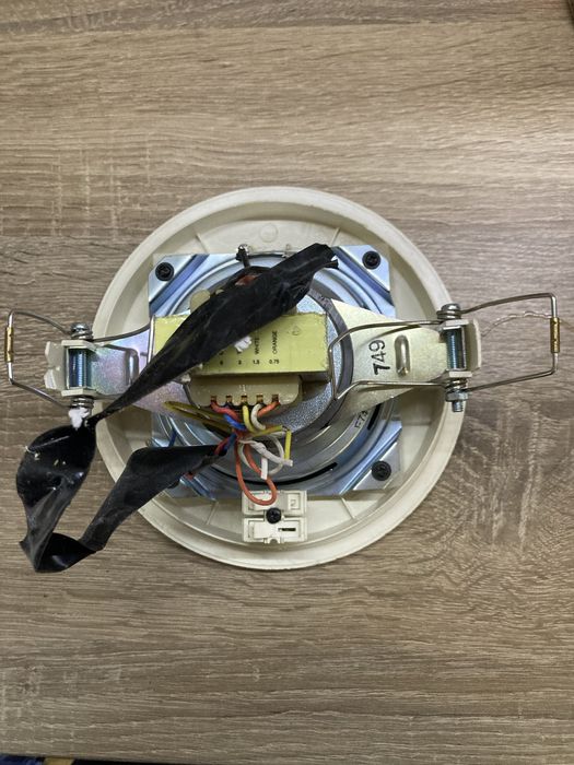 Потолочный динамик (громкоговоритель)