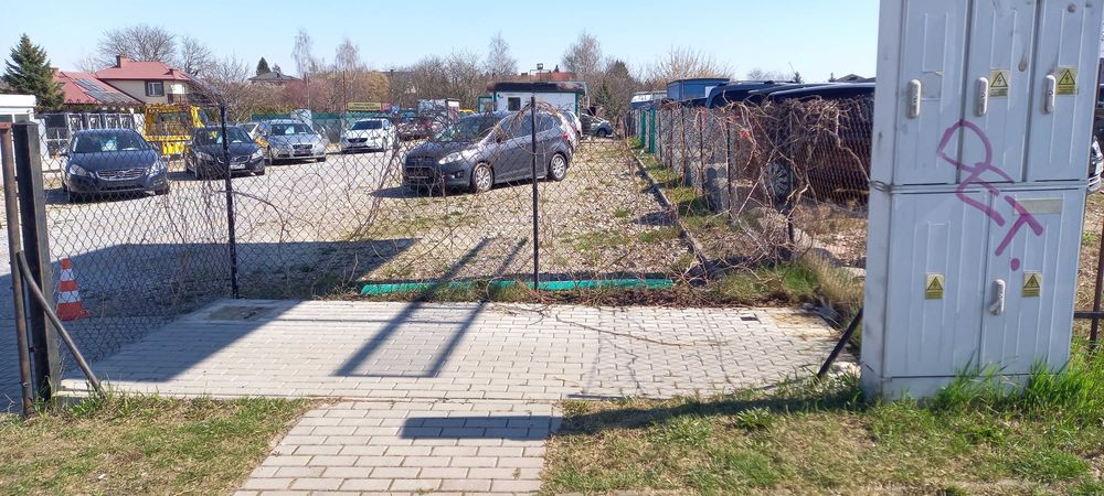 Wynajmę ok 10 m2 utwardzonego placu po stojącym wcześniej paczkomacie